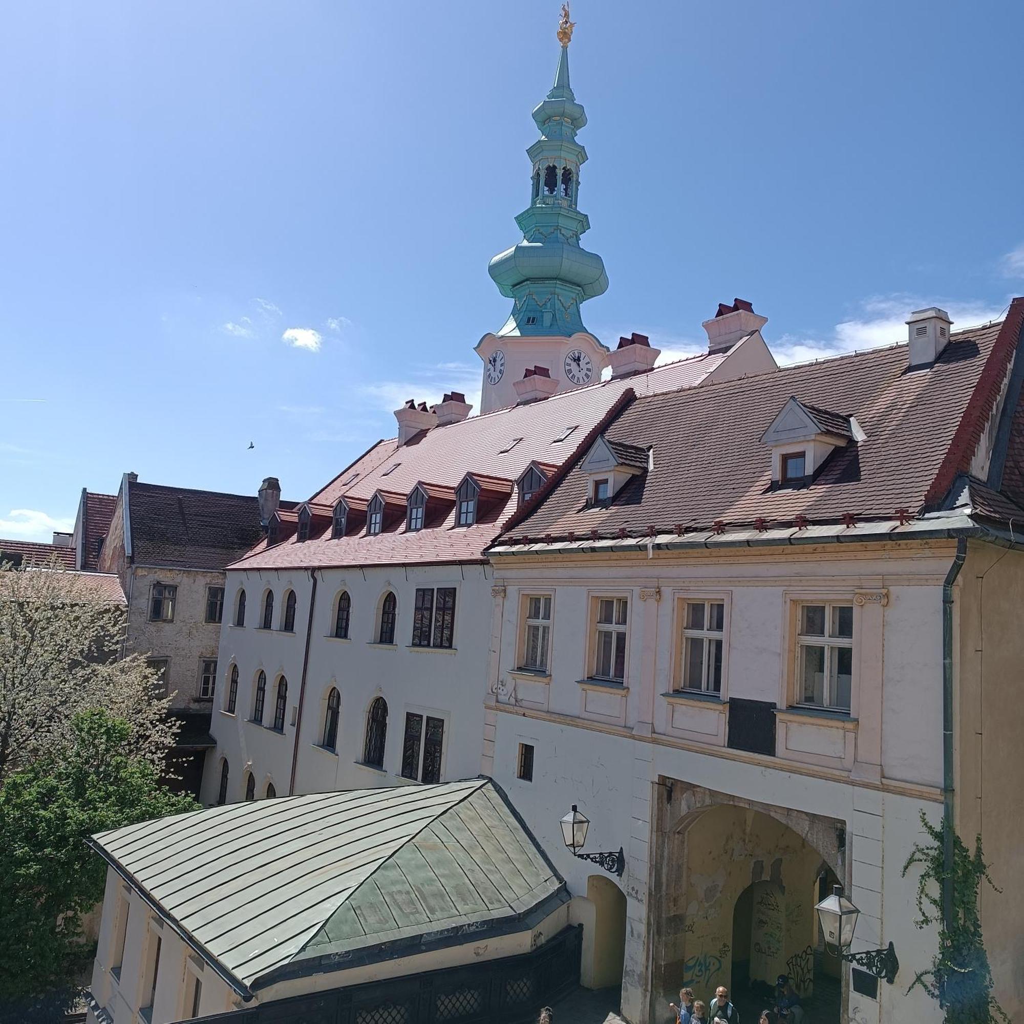 Krasny Byt S Vyhladmi V Historickom Centre Bratislava Rom bilde